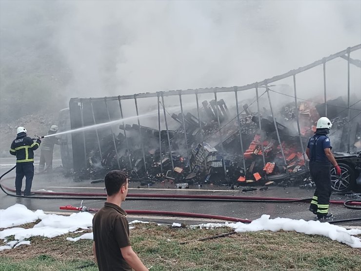 Hatay'da çarpışan tır ve otomobilin sürücüleri yaralandı