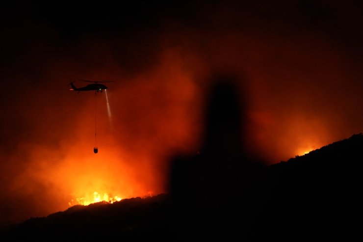 İzmir'in Urla ilçesinde çıkan orman yangınına müdahale sürüyor