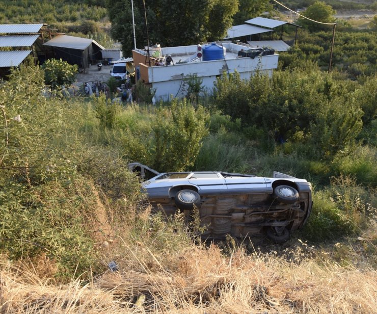 Manisa'da devrilen otomobildeki 3 kişi yaralandı