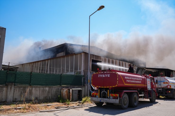 GÜNCELLEME - Manisa'da plastik fabrikasında çıkan yangın kontrol altına alındı