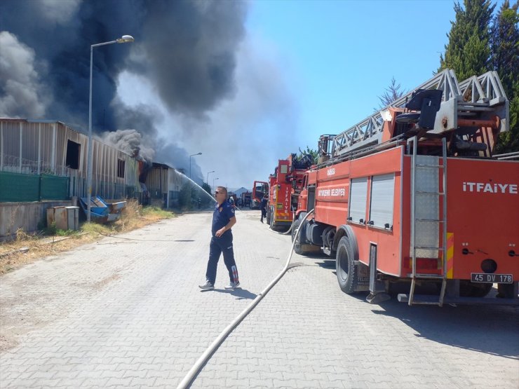 Manisa'da fabrikada çıkan yangına müdahale ediliyor