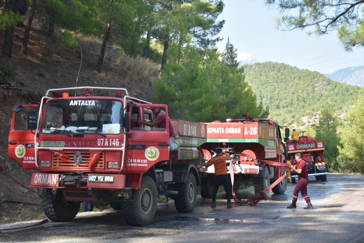 GÜNCELLEME - Antalya'nın Serik ilçesindeki orman yangını kontrol altına alındı