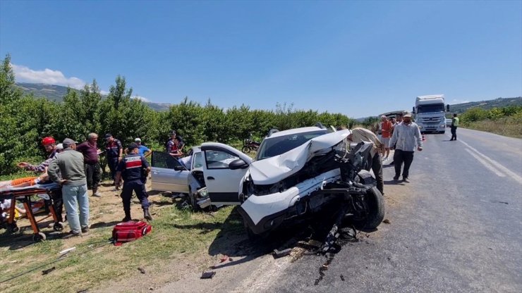 Bursa'da 2 otomobilin çarpıştığı kazada 4 kişi yaralandı