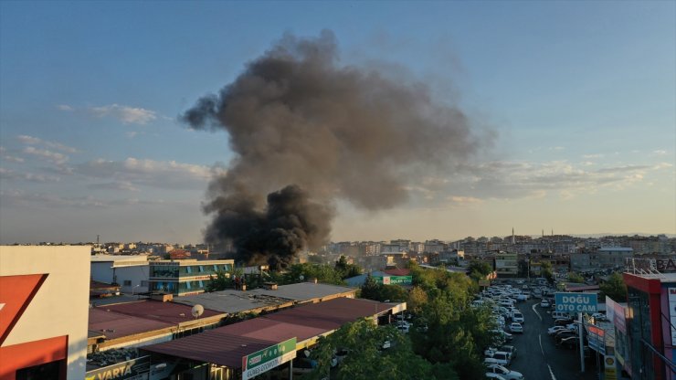 GÜNCELLEME - Diyarbakır'da 2. Sanayi Sitesi'nde çıkan yangına müdahale ediliyor