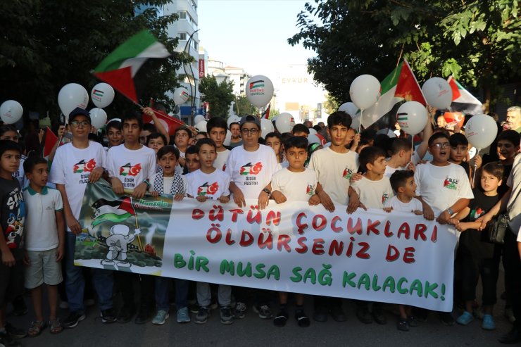 Elazığ'da çocuklar Gazze'de ölen akranlarına dikkati çekmek için yürüdü