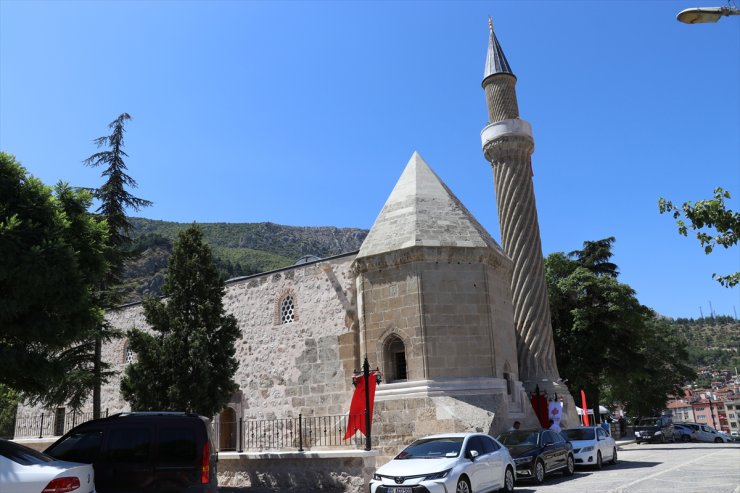 Amasya'da restorasyonu tamamlanan Burmalı Minare Camisi yeniden ibadete açıldı