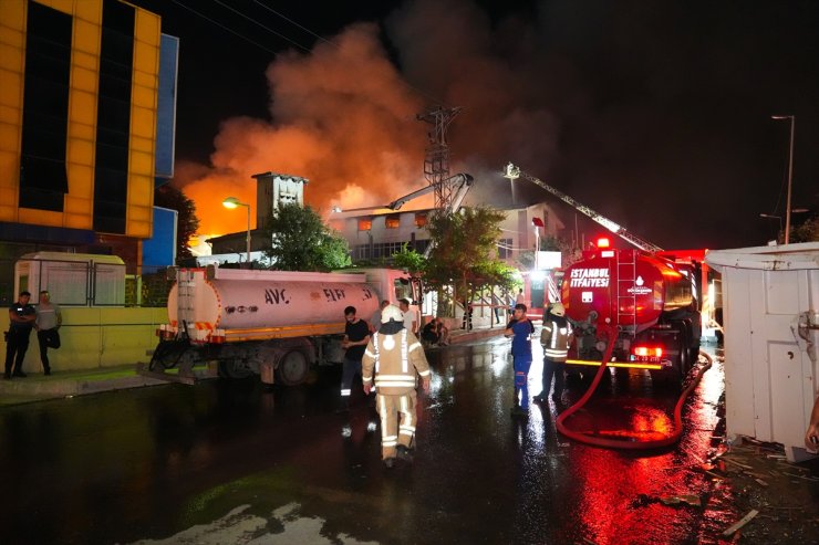 Avcılar'daki fabrika yangınına itfaiye ekiplerinin müdahalesi sürüyor