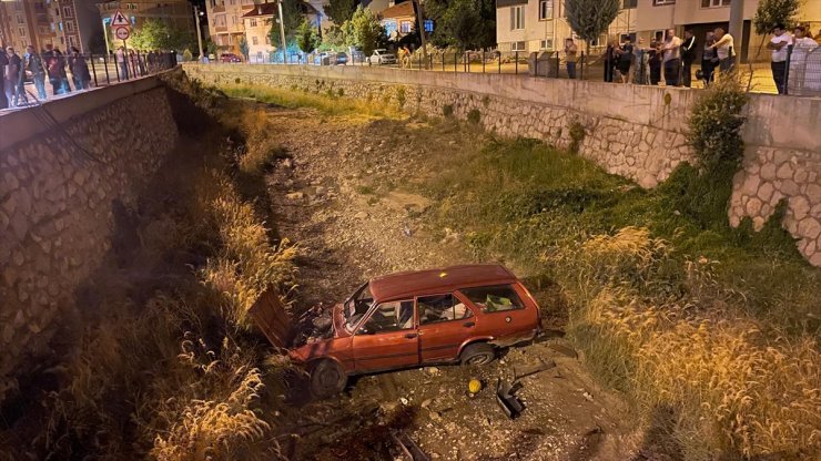 Çorum'da akarsu yatağına düşen araçtaki 3 kişi yaralandı