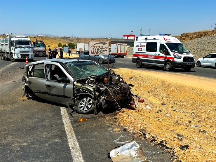 Diyarbakır'da 2 tır ile otomobilin karıştığı kazada 3'ü ağır 5 kişi yaralandı