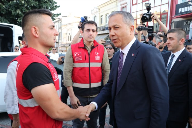 İçişleri Bakanı Yerlikaya Edirne'de esnaf ziyareti yaptı