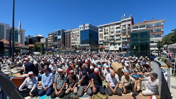 İstanbul'daki camilerde Heniyye için gıyabi cenaze namazı kılındı