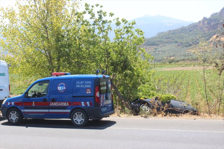 Manisa'da otomobil ağaca çarptı, sürücü ve eşi öldü