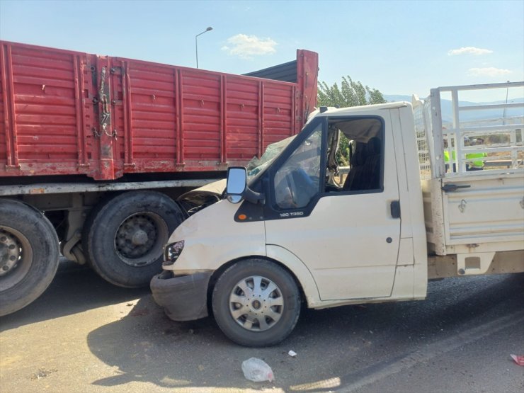 Manisa'da zincirleme trafik kazasında 3 kişi yaralandı