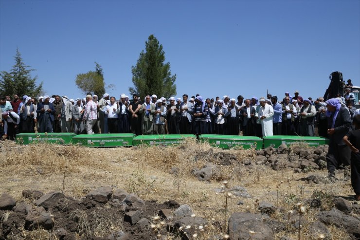 Şanlıurfa'daki kazada hayatını kaybeden 5 çocuk yan yana defnedildi