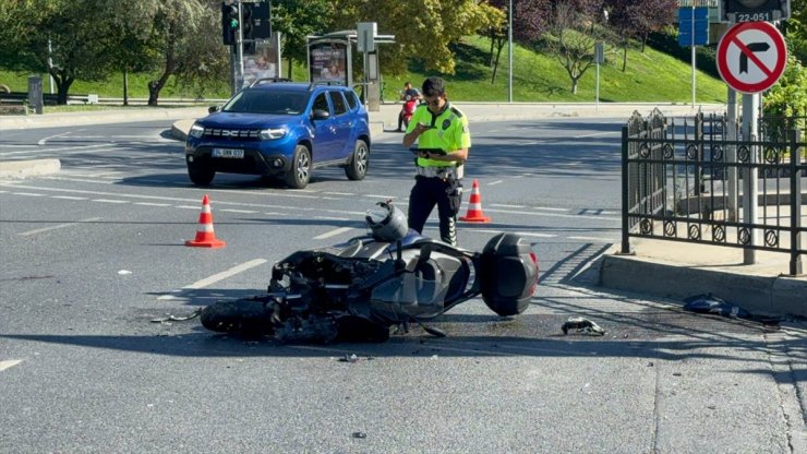 Şişli'de hafif ticari araçla çarpışan motosikletin sürücüsü yaralandı