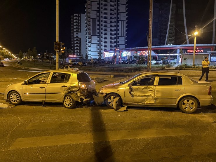 Diyarbakır'da 3 otomobilin karıştığı kazada 7 kişi yaralandı