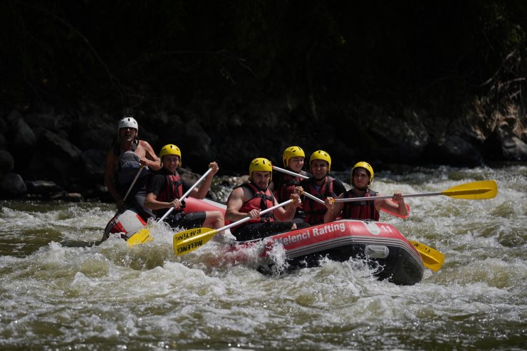 Adrenalin tutkunları Melen Çayı'nda rafting yaptı