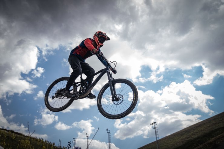 Erzurum'da bisikletçiler Downhill Türkiye Şampiyonası öncesi resmi antrenman yaptı