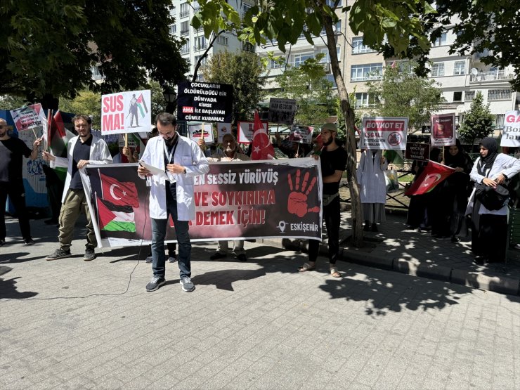 Eskişehir'de sağlık çalışanları Gazze için sessiz yürüyüşlerini sürdürdü