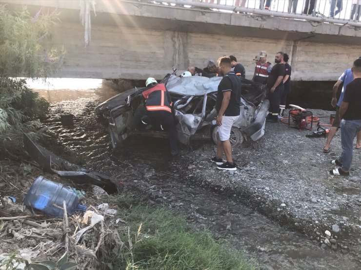 Hatay'da dereye devrilen otomobildeki 1 kişi öldü, 1 kişi de yaralandı