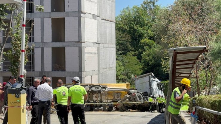 İstanbul'da yan yatan hafriyat kamyonunun altında kalan işçi öldü