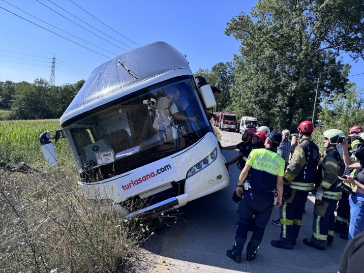 Kocaeli'de yan yatan tur otobüsünde mahsur kalan yolcular kurtarıldı