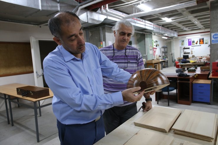 Akademisyenler konservatuvardaki atölyede hem sanat öğretiyor hem de çalgı üretiyor