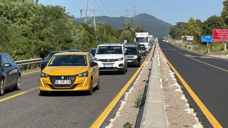 Anadolu Otoyolu’ndaki çalışma nedeniyle D-100 kara yolu Bolu Dağı geçişinde yoğunluk yaşanıyor