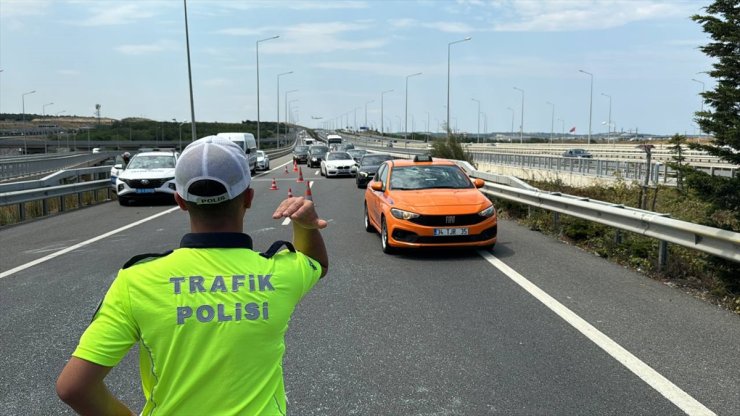 Arnavutköy'de devrilen minibüs trafiği olumsuz etkiledi