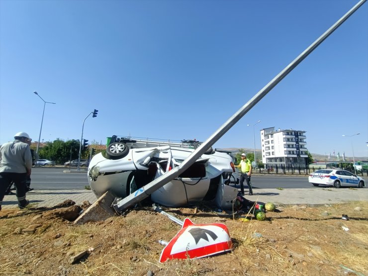 Bingöl'de aydınlatma direğine çarpan otomobildeki 4 kişi yaralandı