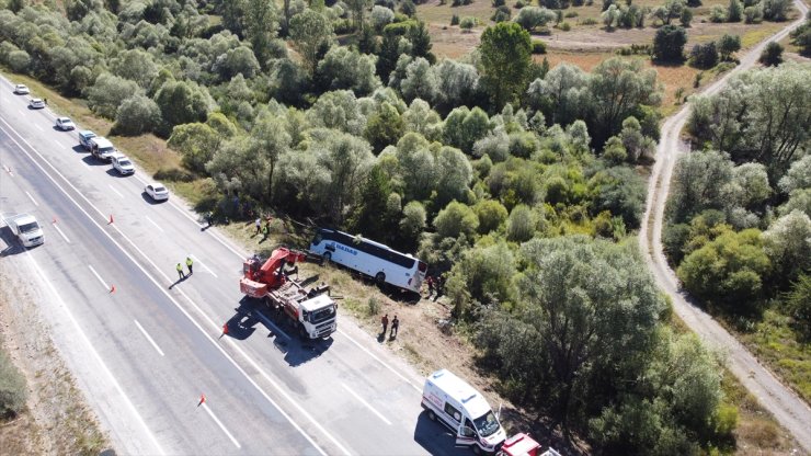 GÜNCELLEME 2 - Erzincan'da yolcu otobüsünün devrildiği kazada 1 kişi öldü, 40 kişi yaralandı