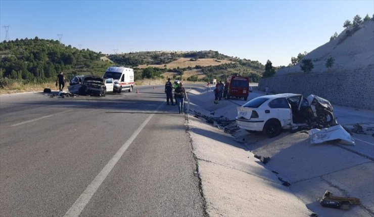 Kütahya'da iki otomobil çarpıştı, 5 yaralı