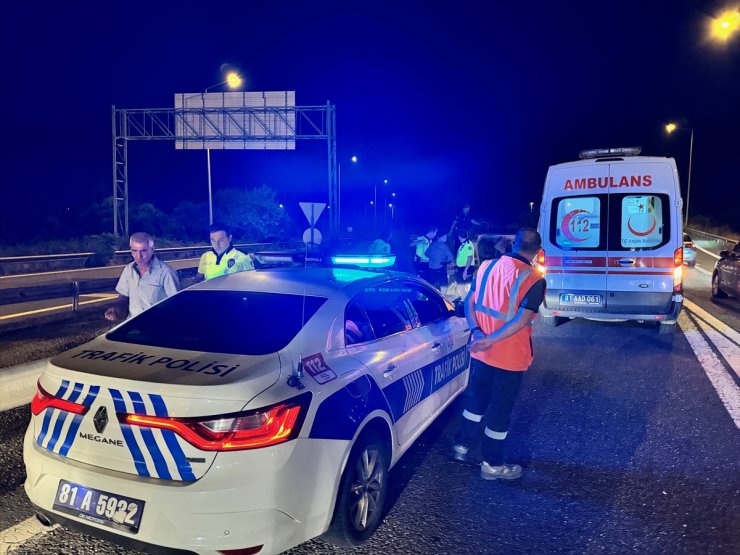 Anadolu Otoyolu'nda tırın çarpması sonucu devrilen otomobilin sürücüsü yaralandı