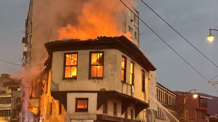 Bursa'da metruk binada çıkan yangın söndürüldü