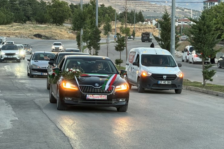 Elazığ'da evlenen çift gelin arabasına Filistin bayrağı astı