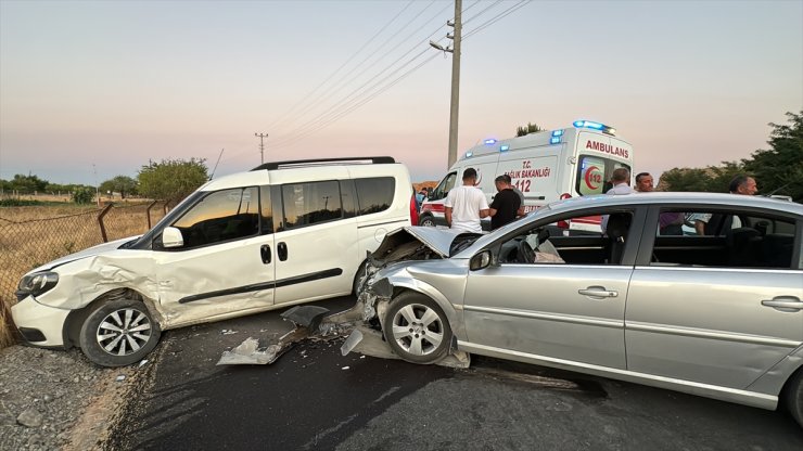 Elazığ'da hatif ticari araç ile otomobilin çarpışması sonucu 6 kişi yaralandı