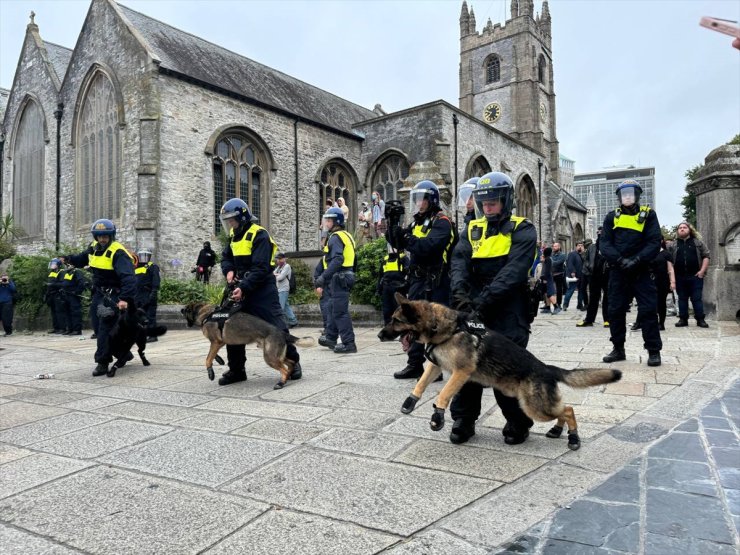 İngiltere'nin Plymouth kentinde polis, aşırı sağcılara köpeklerle müdahale etti