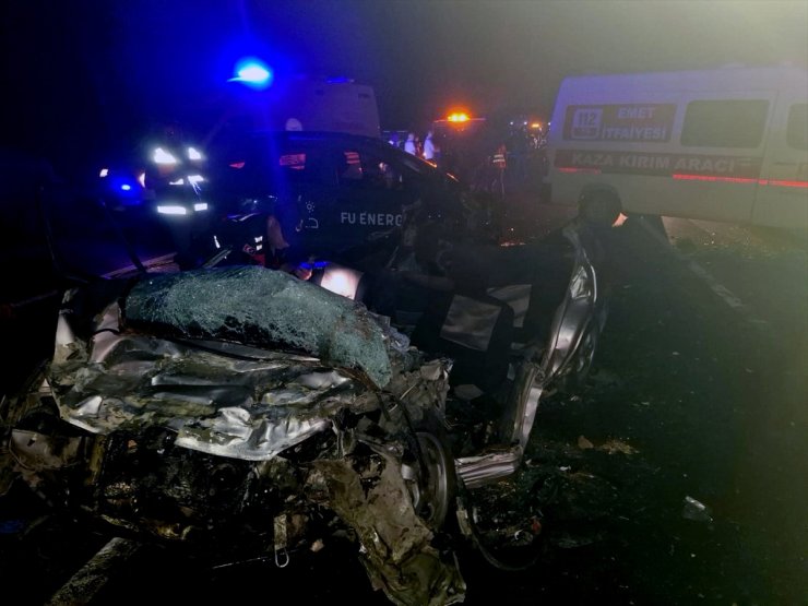 Kütahya'da yeni evlenen çift, düğün dönüşü trafik kazasında hayatını kaybetti