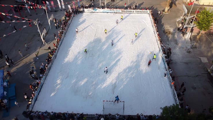 Uluslararası Çankırı Tuz Festivali'nde tuzdan sahada futbol ve voleybol maçı yapıldı