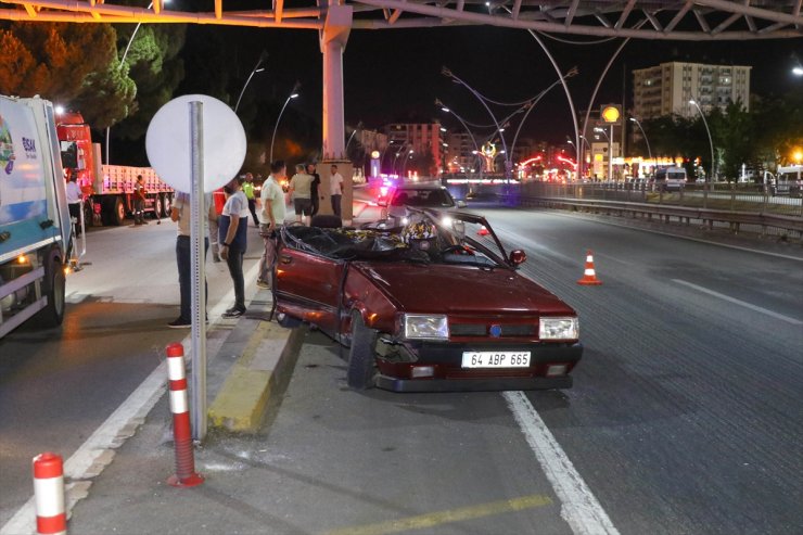 Uşak'ta otomobilin tırın dorsesine çarptığı kazada 1 kişi öldü