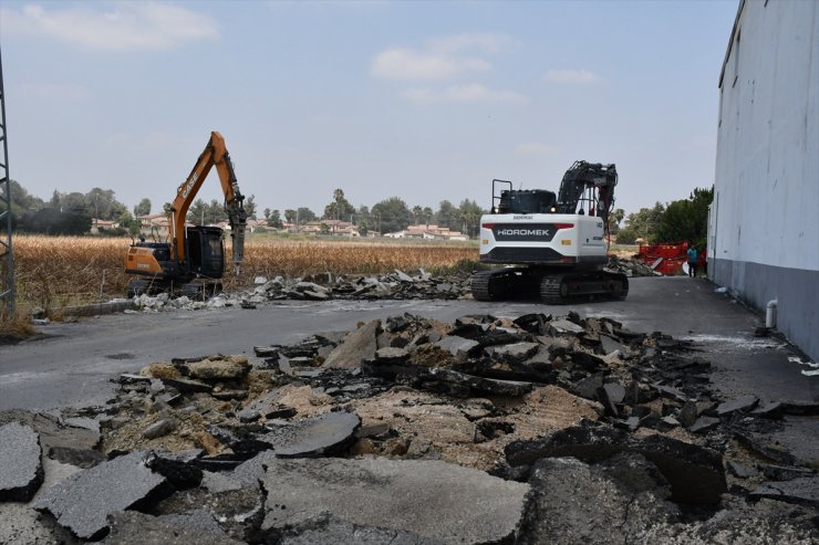 Adana'da bir kişi tapulu arazisinden geçtiğini iddia ettiği yolu ulaşıma kapattı