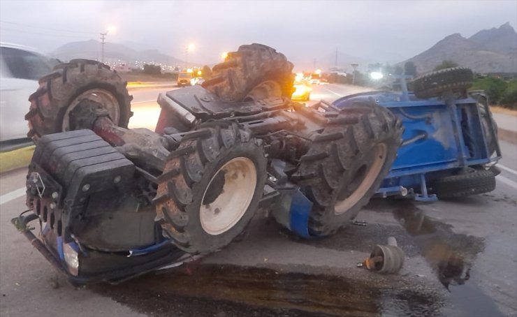 Adana'da otomobille traktörün çarpışması sonucu 3 kişi yaralandı