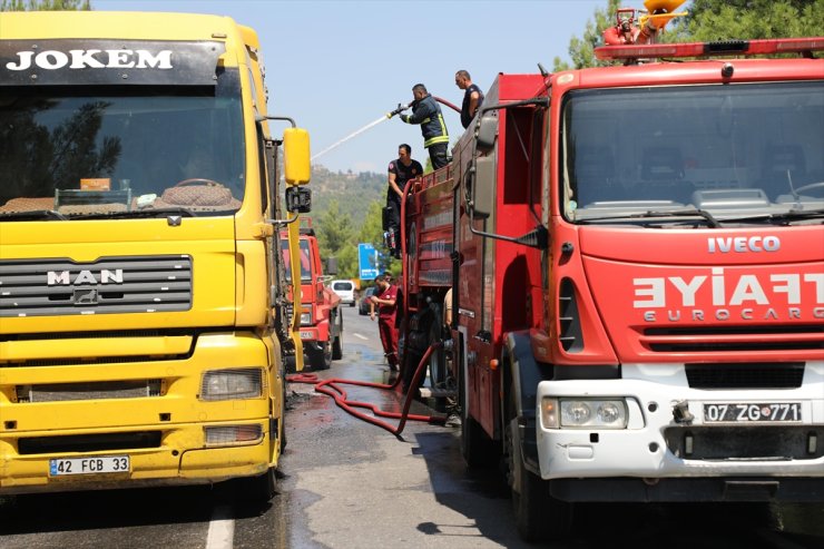 Antalya'da seyir halindeki tırda çıkan yangın söndürüldü