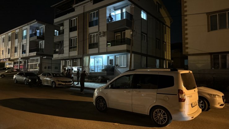 Burdur'da silahlı kavgada balkonda oturan çift yaralandı