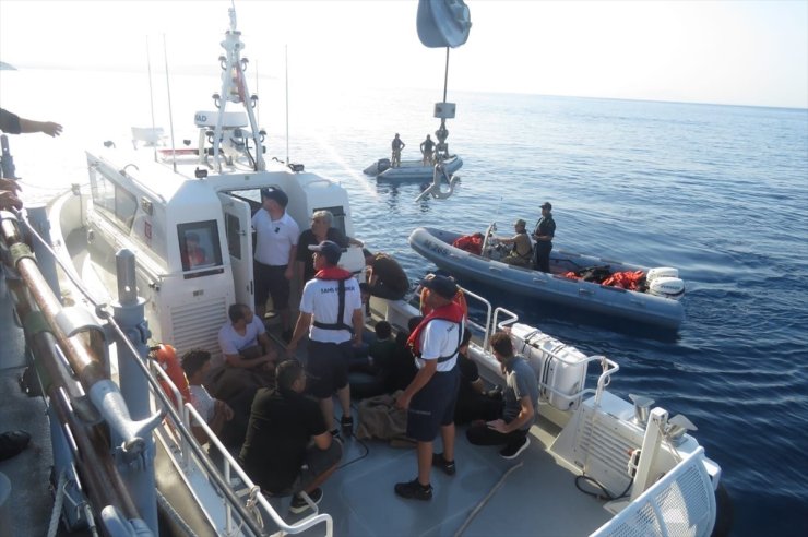 Çeşme açıklarında batan bottaki düzensiz göçmenler kurtarıldı