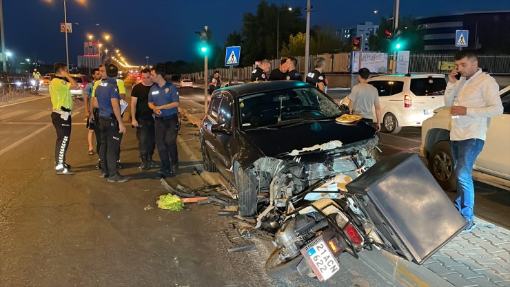 Diyarbakır'da otomobil, motosiklet ve yayalara çarptı, 5 kişi yaralandı