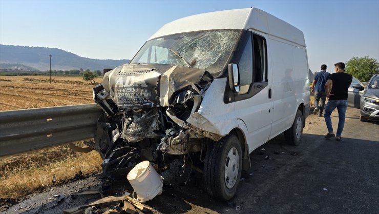 Hatay'da traktörle panelvan çarpıştı, 1 kişi öldü, 2 kişi yaralandı