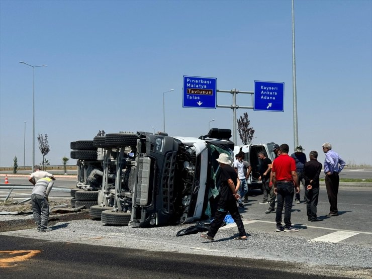 Kayseri'de devrilen beton mikserinin sürücüsü öldü