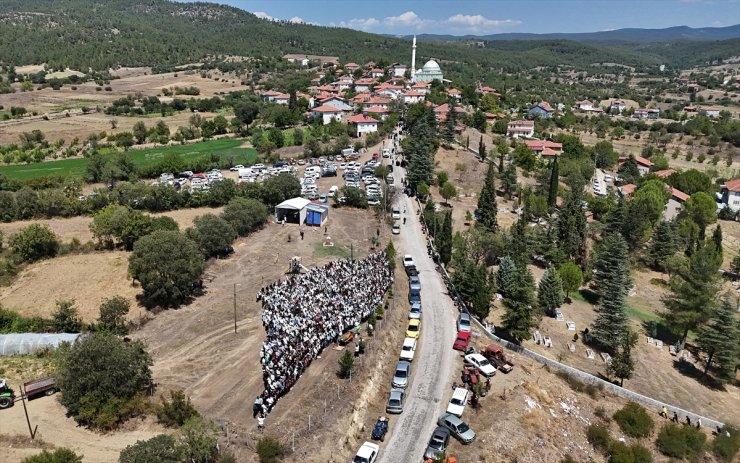 Kütahya'da düğün gecesi trafik kazasında ölen çiftin cenazeleri defnedildi