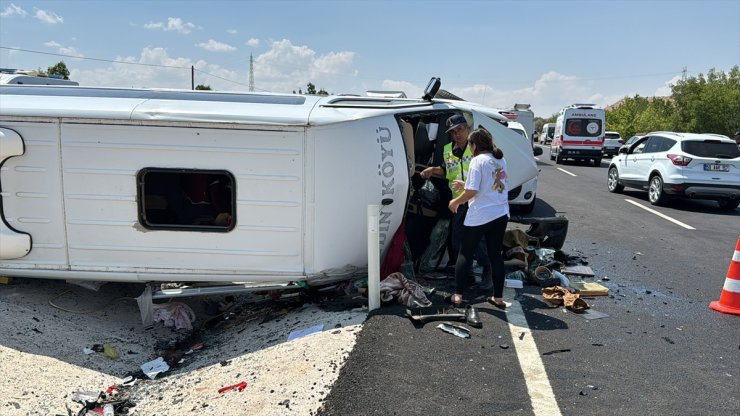 Nevşehir'de minibüs ile otomobilin çarpıştığı kazada 13 kişi yaralandı